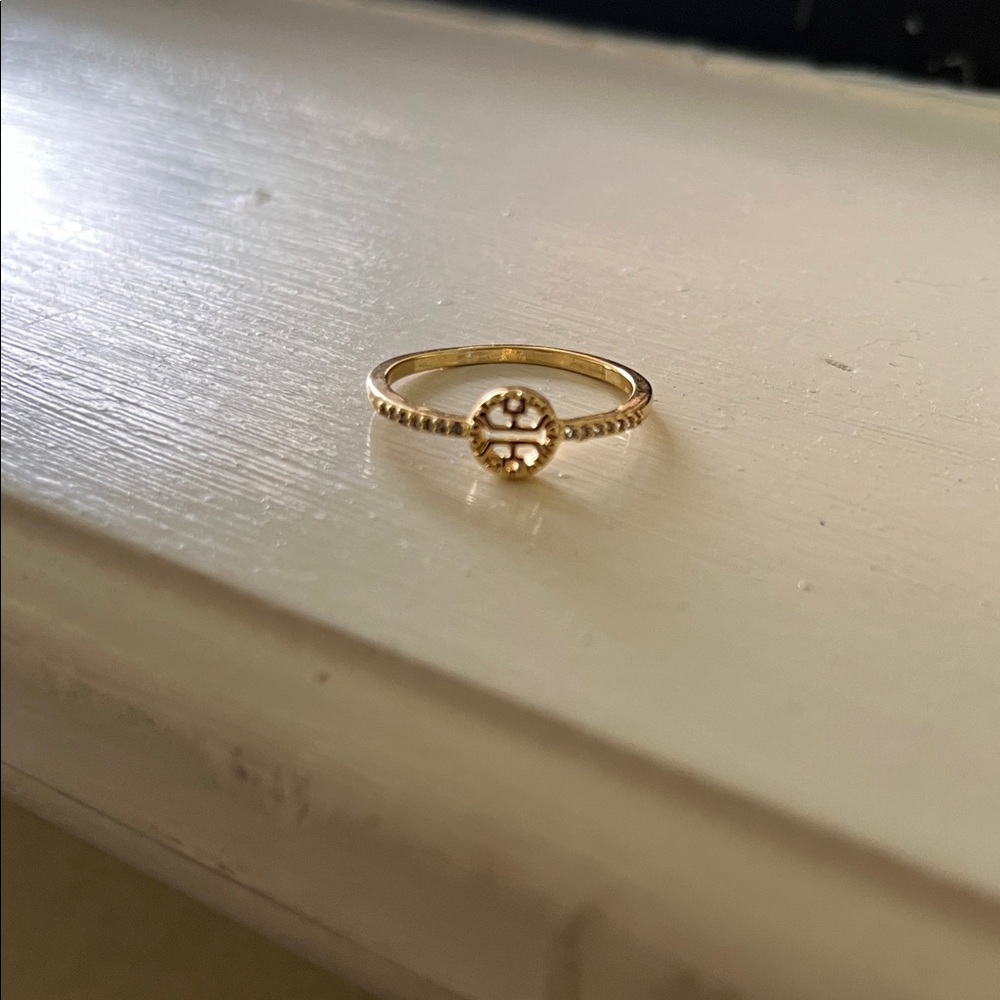 Elegant Gold-Tone fashion Ring NWOT